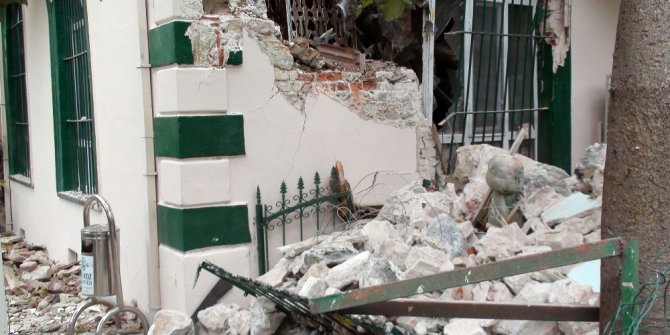 AĞACIN CAMİDE YOL AÇTIĞI HASAR GÜN AĞARINCA ORTAYA ÇIKTI