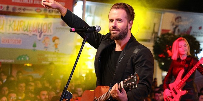 EMRE AYDIN KONSERİNDE YUMRUKLAR HAVADA UÇUŞTU