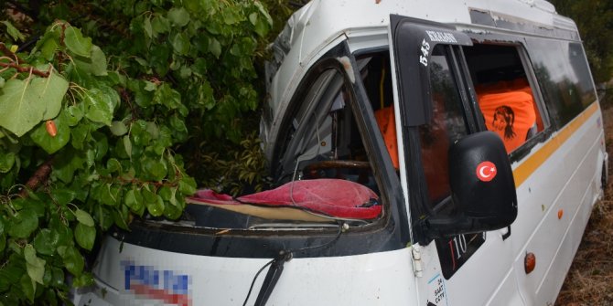 ÖĞRENCİ SERVİSİ KAZA YAPTI: 4 YARALI