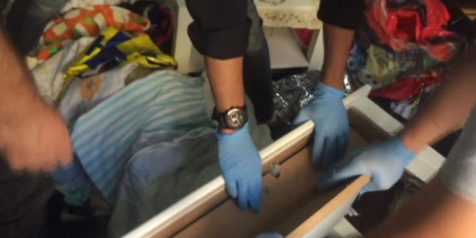 TELEVİZYON SEHPASININ ÖZEL BÖLMESİNDEN UYUŞTURUCU ÇIKTI