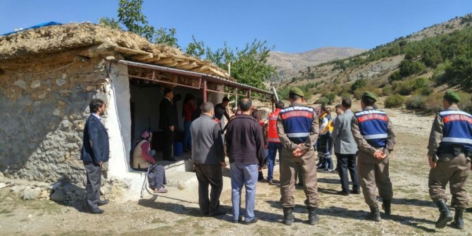 OĞLUNUN ŞEHADET HABERİNİ VEREN ALBAYA SARILARAK GÖZYAŞI DÖKTÜ