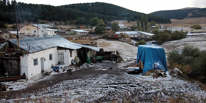 ARDAHAN'DA KAR YAĞIŞI VE DOLU ETKİLİ OLDU