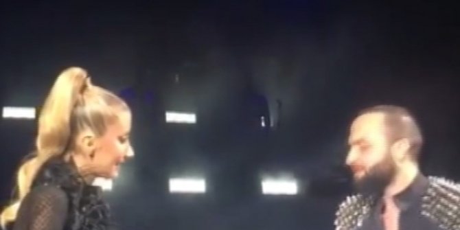 TEDAVİSİNİN ARDINDAN İLK KEZ SAHNEDE