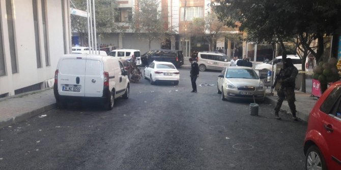 BİR ARACA SİLAHLI SALDIRI: 1 ÖLÜ, 2 AĞIR YARALI