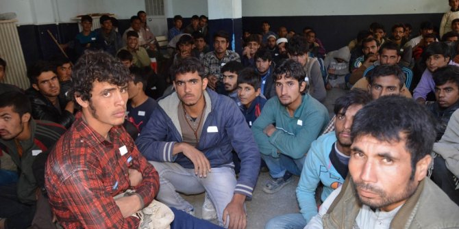 YOLCU OTOBÜSÜNDE 139 KAÇAK GÖÇMEN YAKALANDI