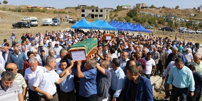 FRANSA’DA YANGINDA ÖLEN İKİ KARDEŞ YAN YANA DEFNEDİLDİ