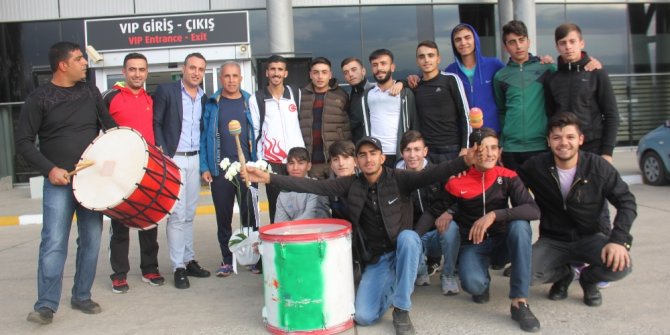 BALKAN ŞAMPİYONUNA DAVULLU ZURNALI KARŞILAMA