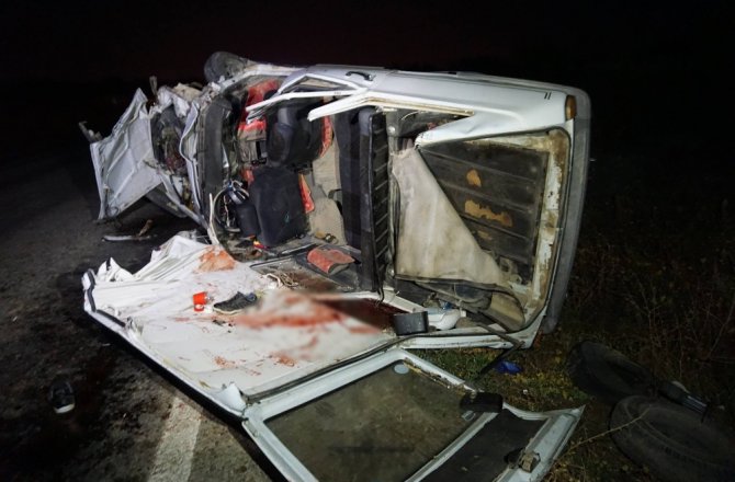 DÜĞÜNDEN DÖNEN AİLE KAZA YAPTI ÖLÜ VE YARALILAR VAR