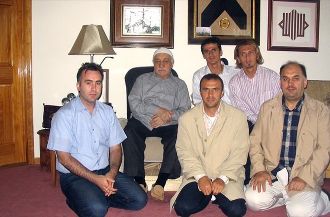 ESKİ FUTBOLCULAR FETÖ ELEBAŞI GÜLEN İLE AYNI KAREDE