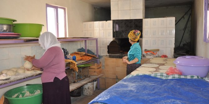 SAMANLIĞI FIRINA DÖNÜŞTÜRDÜ: İLÇENİN EKMEĞİ ONDAN