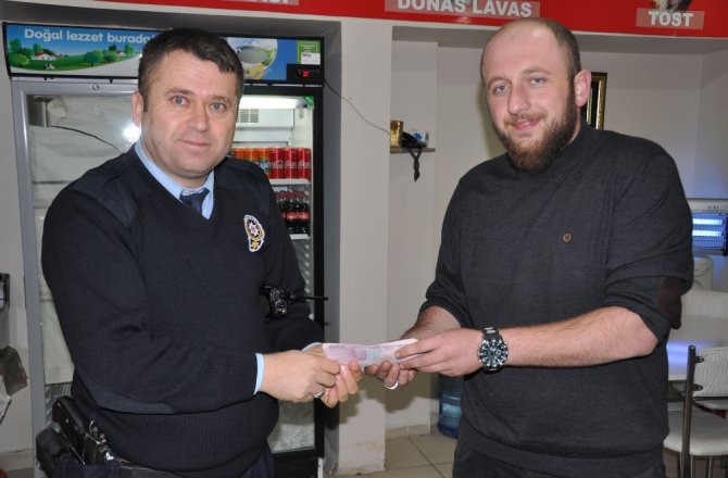 BULDUĞU 10 BİN LİRAYI POLİSE TESLİM ETTİ