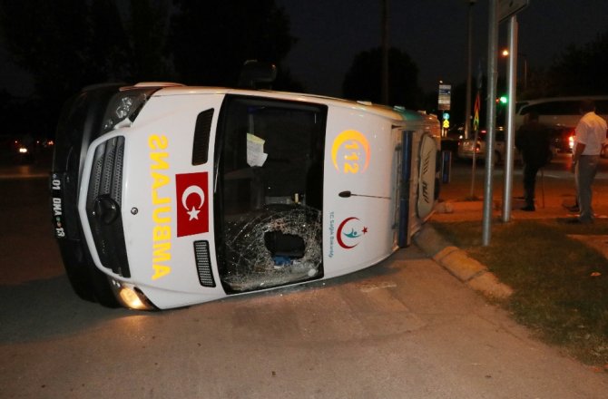 AMBULANS İLE TİCARİ TAKSİ ÇARPIŞTI: 5 YARALI