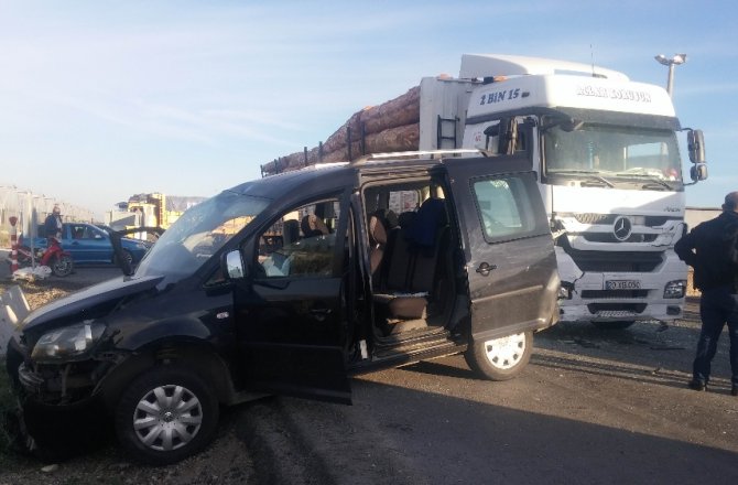 TIR İLE TİCARİ ARAÇ ÇARPIŞTI: 4 YARALI