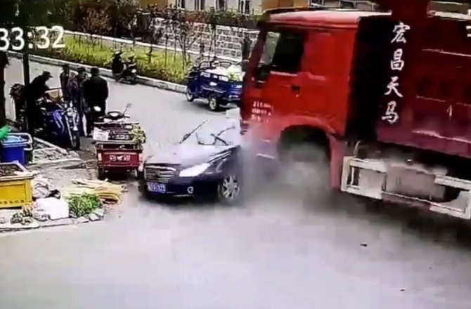 KAMYON DEHŞET SAÇTI! 4 KİŞİYİ ALTINA ALDI