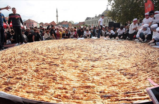 BOSNA HERSEK'TE DÜNYANIN EN BÜYÜK BÖREĞİNİ PİŞİRDİLER