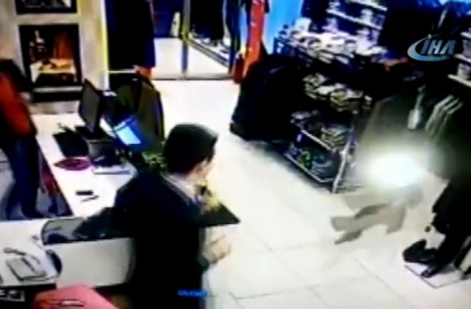 YOLUNU ŞAŞIRAN KEDİ ÇATIDAN MAĞAZAYA GİRDİ