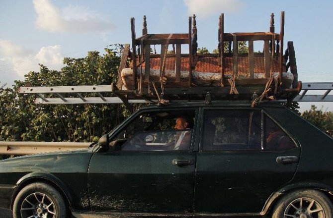 OTOMOBİLİN ÜZERİNDE OTURMA GRUBU TAŞIDI