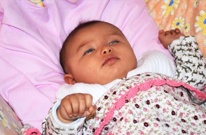 MASAL BEBEK GÖREBİLMEK İÇİN UZANACAK YARDIM ELİNİ BEKLİYOR