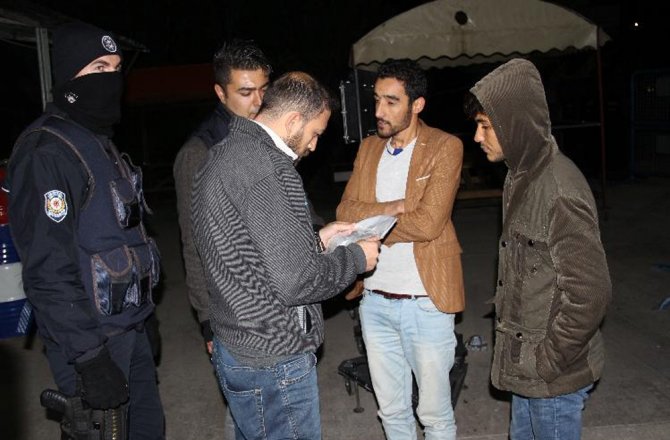 ’ASKER’ BİLETİ KESİLEN YOLCULAR KAÇAK GÖÇMEN ÇIKTI