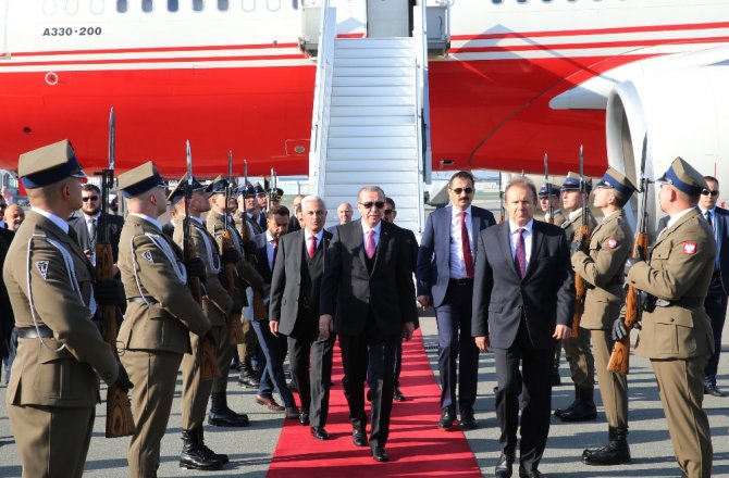 POLONYA’DA RESMİ TÖRENLE KARŞILANDI