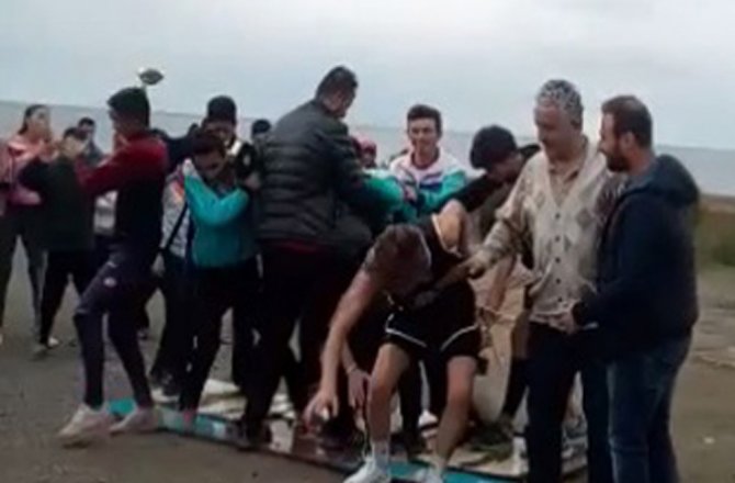 MADALYA TÖRENİNDE AĞIRLIĞA DAYANAMAYAN KÜRSÜ ÇÖKTÜ