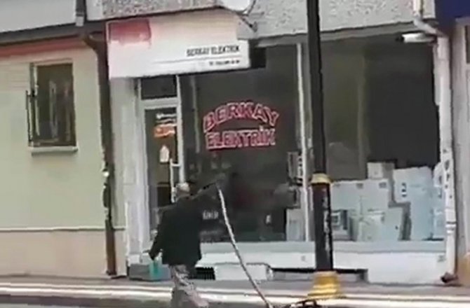 ELEKTRİKLİ SÜPÜRGEYİ SOKAKTA GEZDİRDİ