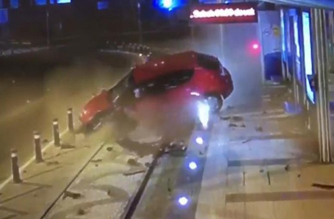 HIZINI ALAMAYAN ARAÇ TRAMVAY DURAĞINA ÇARPTI