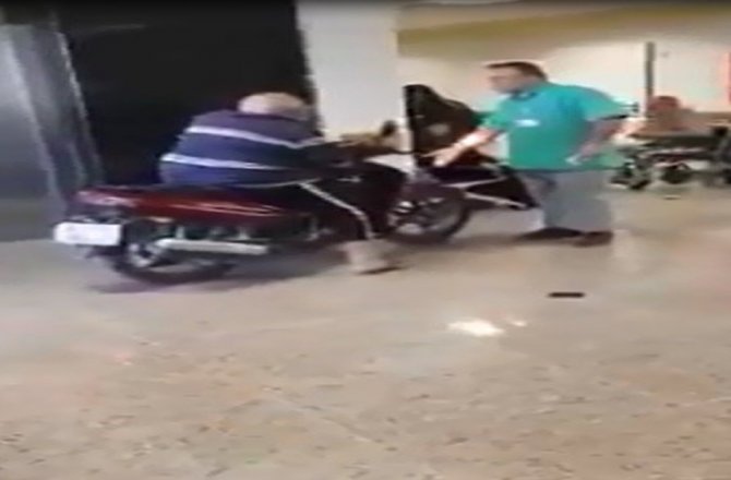 MOTOSİKLETİYLE HASTANEYE GİRDİ: MİZAH KONUSU OLDU
