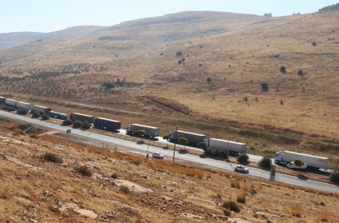 CİLVEGÖZÜ’NDE 5 KİLOMETRELİK KUYRUK OLUŞTU