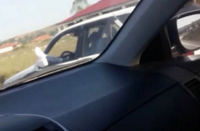 OTOMOBİLİNİ AYAKLARI DIŞARIDA KULLANDI !