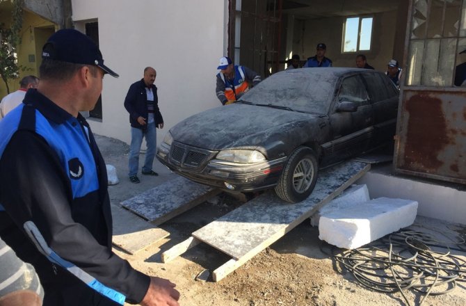 YIKIMI ENGELLEMEK İÇİN OTOMOBİLİNİ PARK ETTİ AMA...
