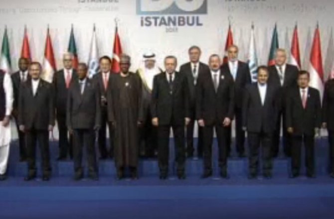 D-8 ZİRVESİNDE AİLE FOTOĞRAFI