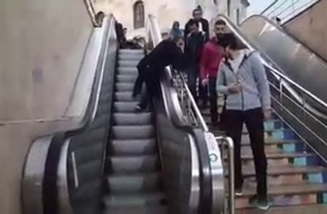 YÜRÜYEN MERDİVENDE MAHSUR KALDI