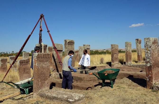 AHLAT'TAKİ SELÇUKLU MEZARLIĞI'NDA YENİ MEZAR TAŞLARI BULUNDU