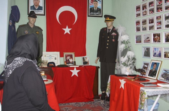 ŞEHİT OĞLUNUN EŞYALARINDA TESELLİ ARIYOR