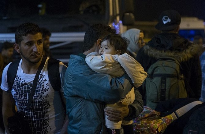 YUNANİSTAN'DA KAMPLARIN YETERSİZLİĞİNDEN SIĞINMACILAR ATİNA'YA TAŞIYOR