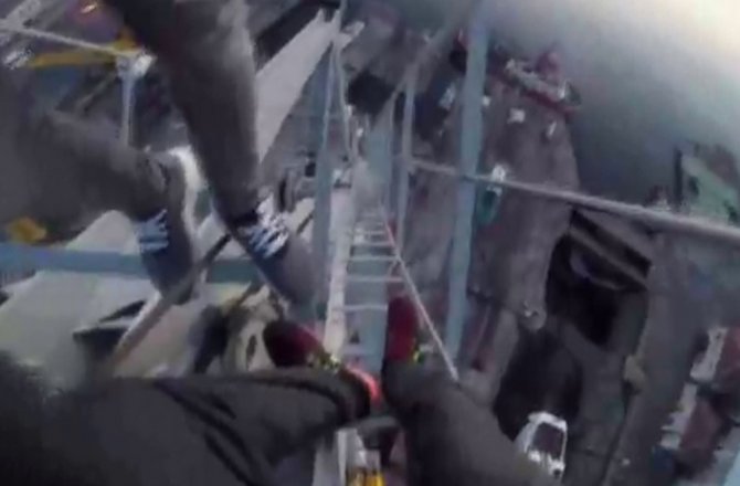 HALİÇ TERSANESİNDEKİ VİNCİN ZİRVESİNE TIRMANDILAR