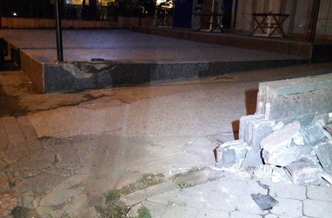 BAĞDAT CADDESİ’NDE ARAÇ KALDIRIMA ÇIKTI: 4 YARALI