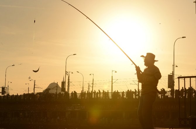 İSTANBUL’DA GÜN BATIMI KARTPOSTALLIK GÖRÜNTÜLER OLUŞTURDU