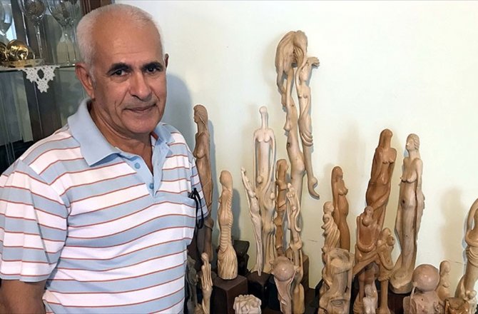 AĞAÇ PARÇALARINI 14 YILDIR SANAT İÇİN TOPLUYOR