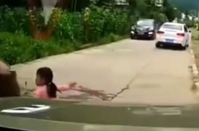 KÜÇÜK KIZIN ÖLÜMDEN DÖNDÜĞÜ ANLAR KAMERADA