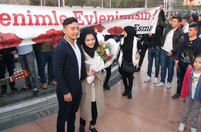 TAKSİM MEYDANI’NDA PANKARTLI, MÜZİKLİ EVLENME TEKLİFİ