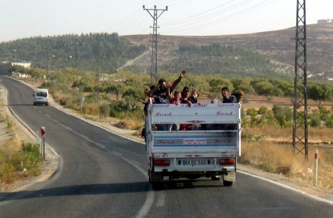 KAMYONET KASASINDA TEHLİKELİ YOLCULUK