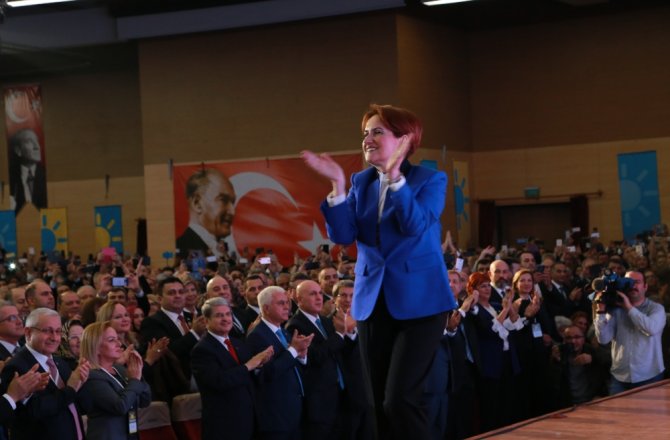 MERAL AKŞENER’İN PARTİ TANITIMI ÇİLEYE DÖNÜŞTÜ