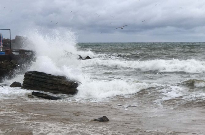 BATI KARADENİZ’DE ŞİDDETLİ FIRTINA