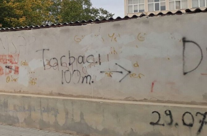 BU YAZI TEPKİ ÇEKTİ: HEM DE OKUL DUVARINDA