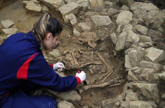 BEŞİKTAŞ’TAKİ TARİHİ MEZARLAR GÖRÜNTÜLENDİ