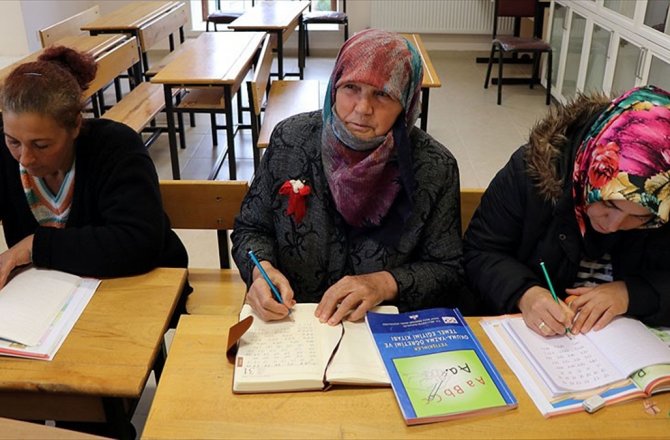 OKUMA YAZMAYI 72 YAŞINDA ÖĞRENDİ