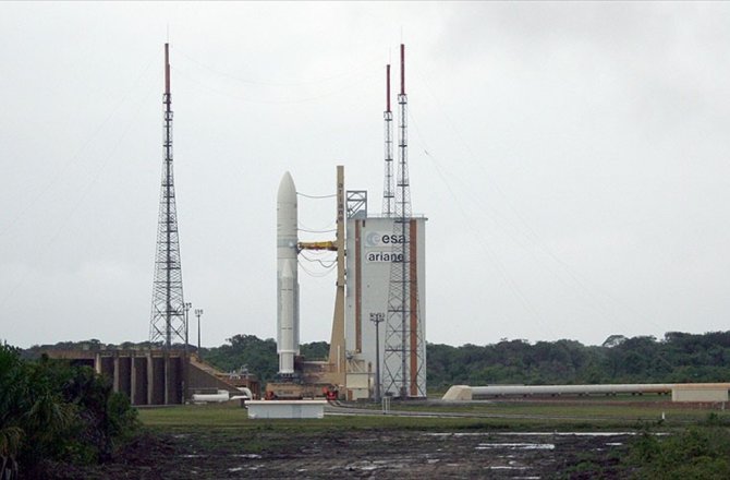 YENİ UYDULAR İÇİN İMZALAR ATILIYOR