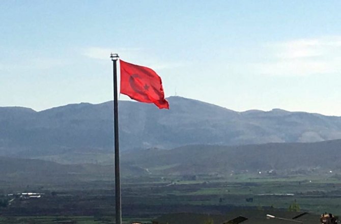 SINIRA DEV TÜRK BAYRAĞI DİKİLDİ